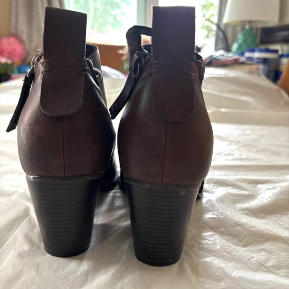Torrid Side Zip heeled Brown Booties plus size SZ 8 W Worn 1X Indoors Like New - Picture 6 of 11